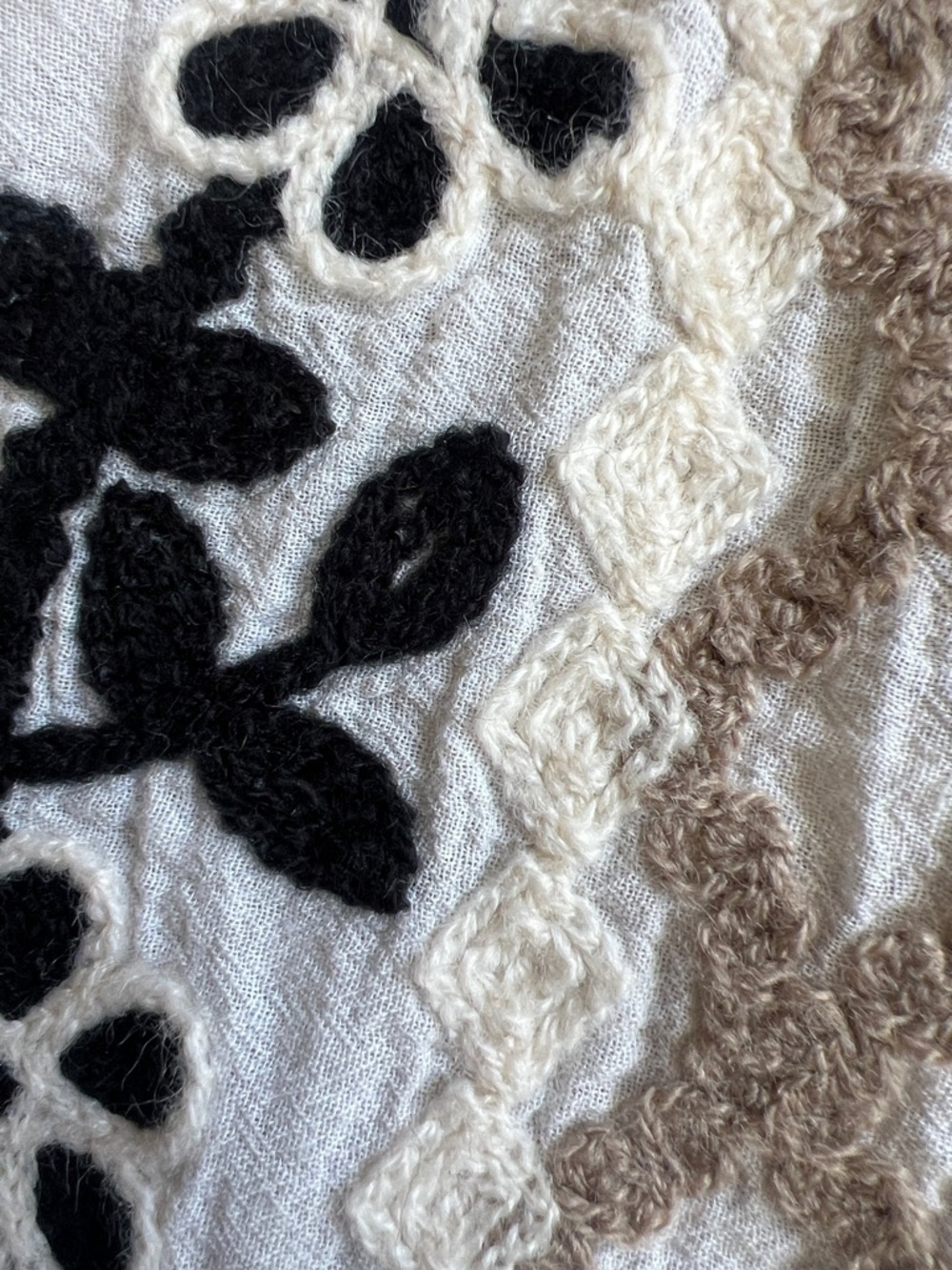 Cream Knit Button-Front Floral Appliqué Vest - Picture 2 of 3